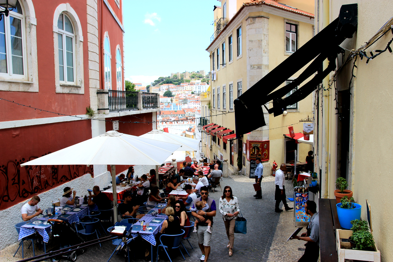 Bairro alto street walking torestauradores