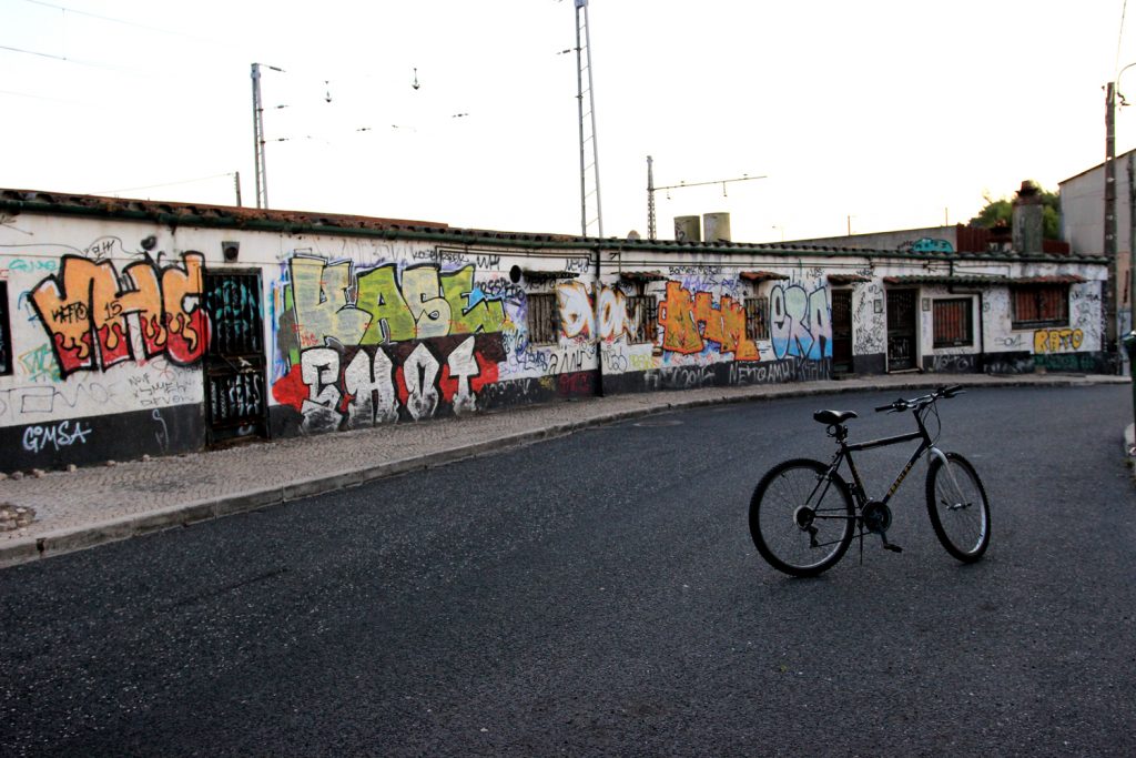 Cycling paco de arcos behind the station with Grafitis