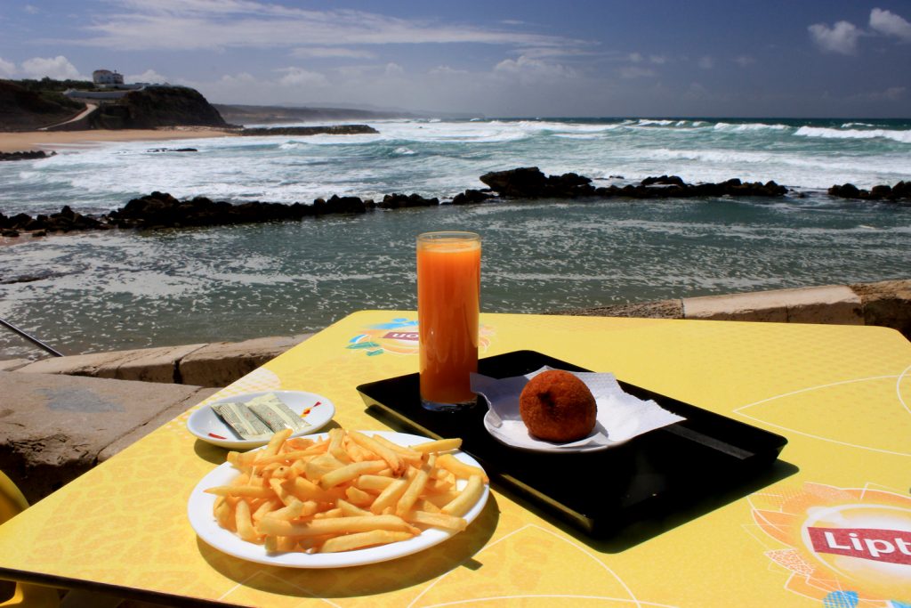 Food-batatas-fritas-with-sea-view