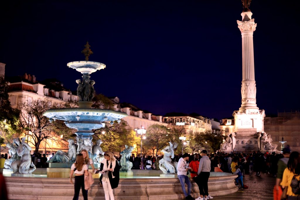 Fountain Praca Rossio by night