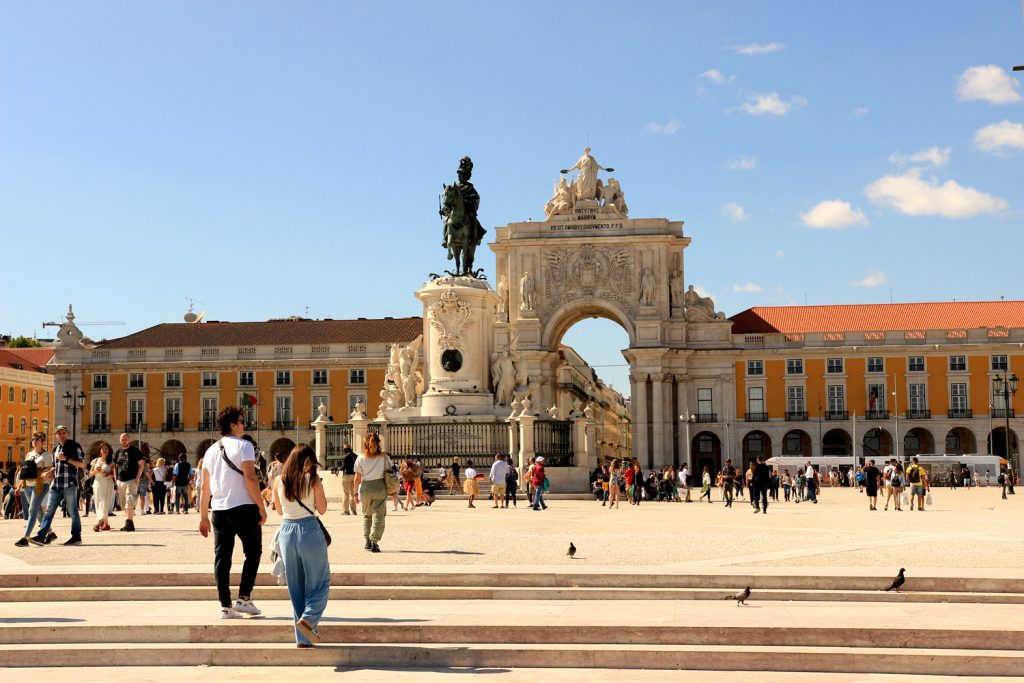 Praca do comercio walking people