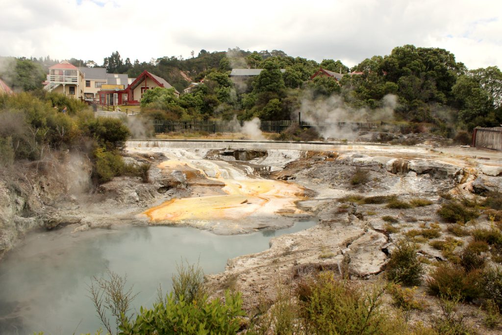 Rotorua_gas_and_smoke