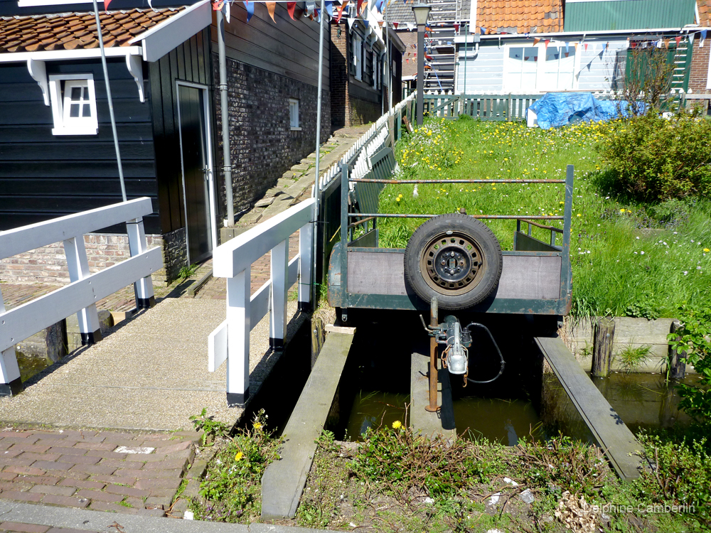 Marken_garage_place_above_small_river