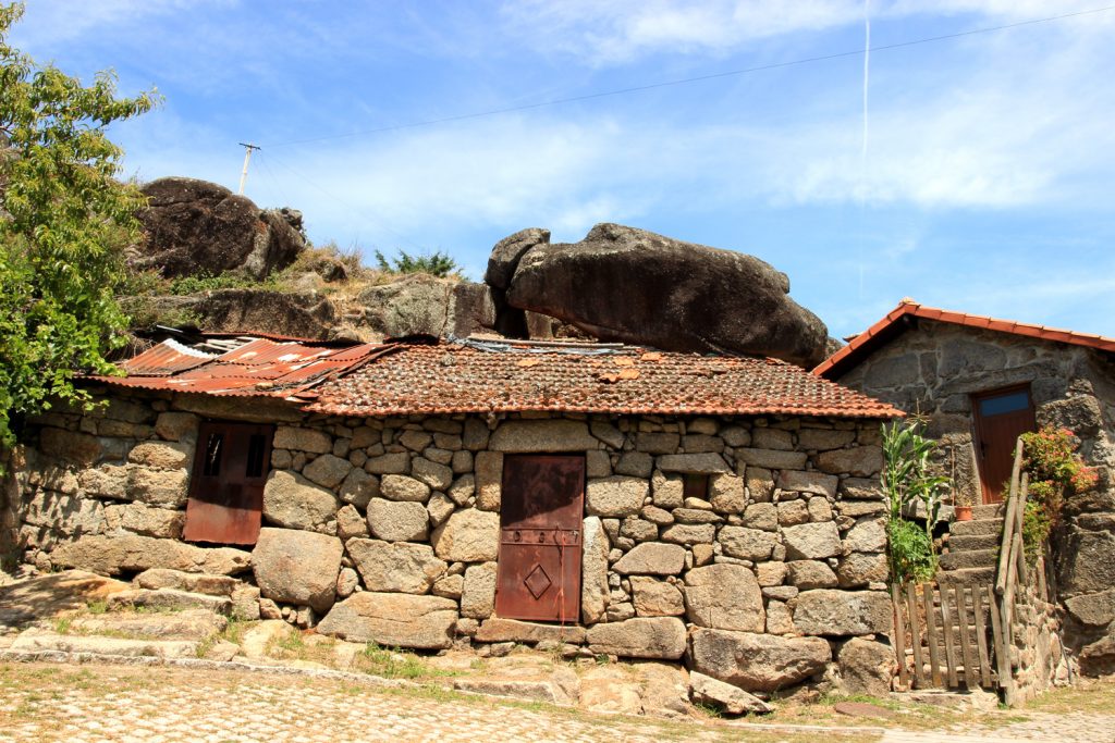 Geres-Aldeia-Casa-com-Pedra