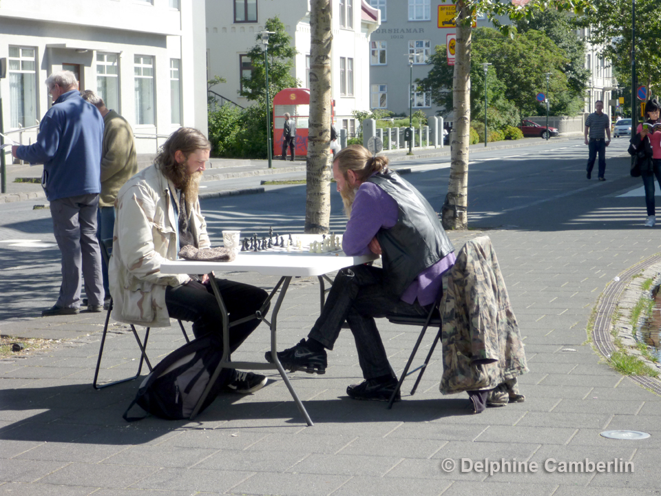 Man_playing_chess_Reykjavik