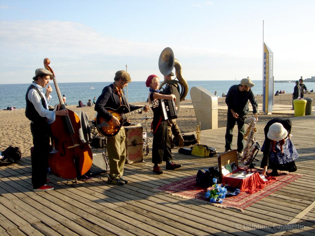 Live_Band_Playing_at_the_beach_Barceloneta