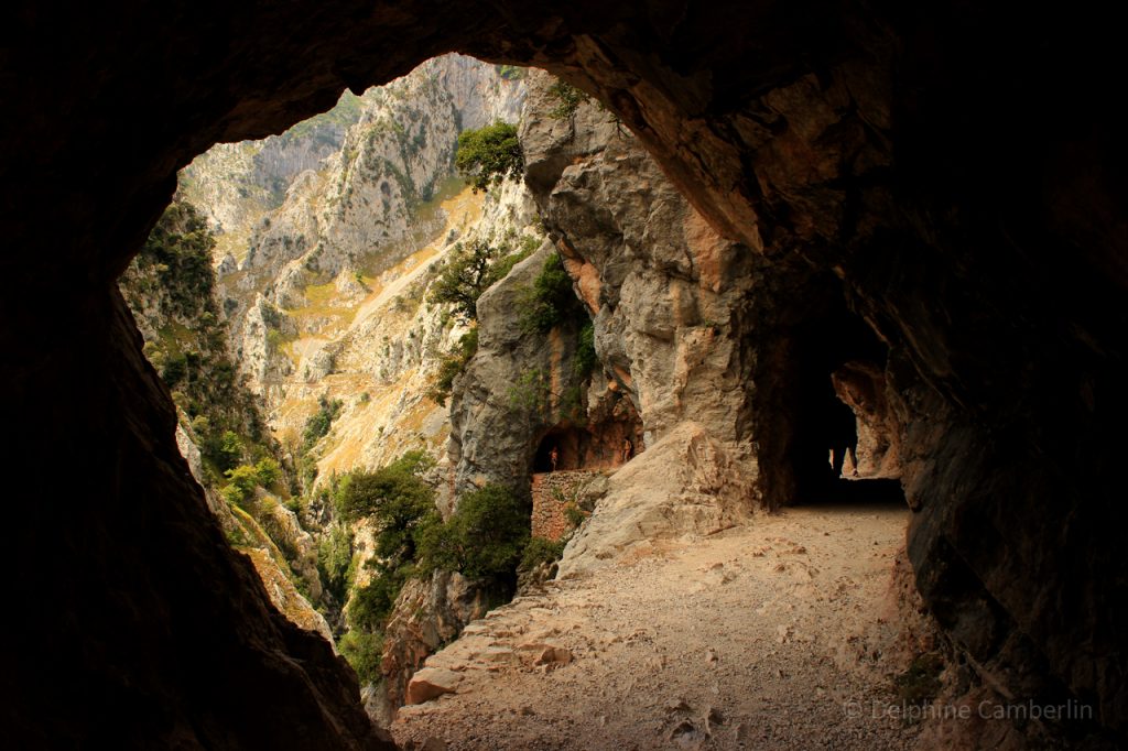 Passage_in_rock_Ruta_Del_Cares