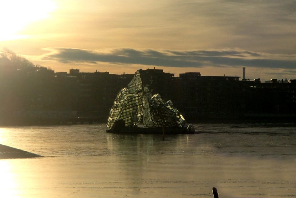 glass-sculpture-oslo-harbour