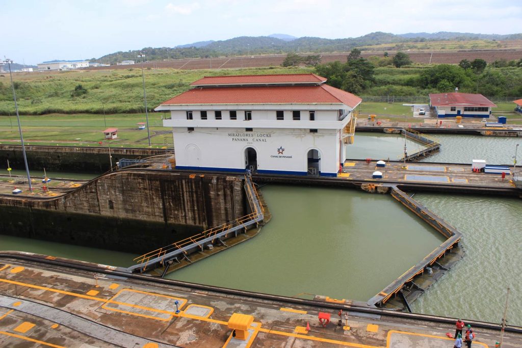 panama-canal-miraflores-locks